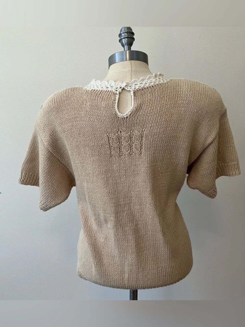 VTG Womens Tan Sz. S Sweater Embroidered Flowers Lace Crochet Short Sleeve - Picture 6 of 6